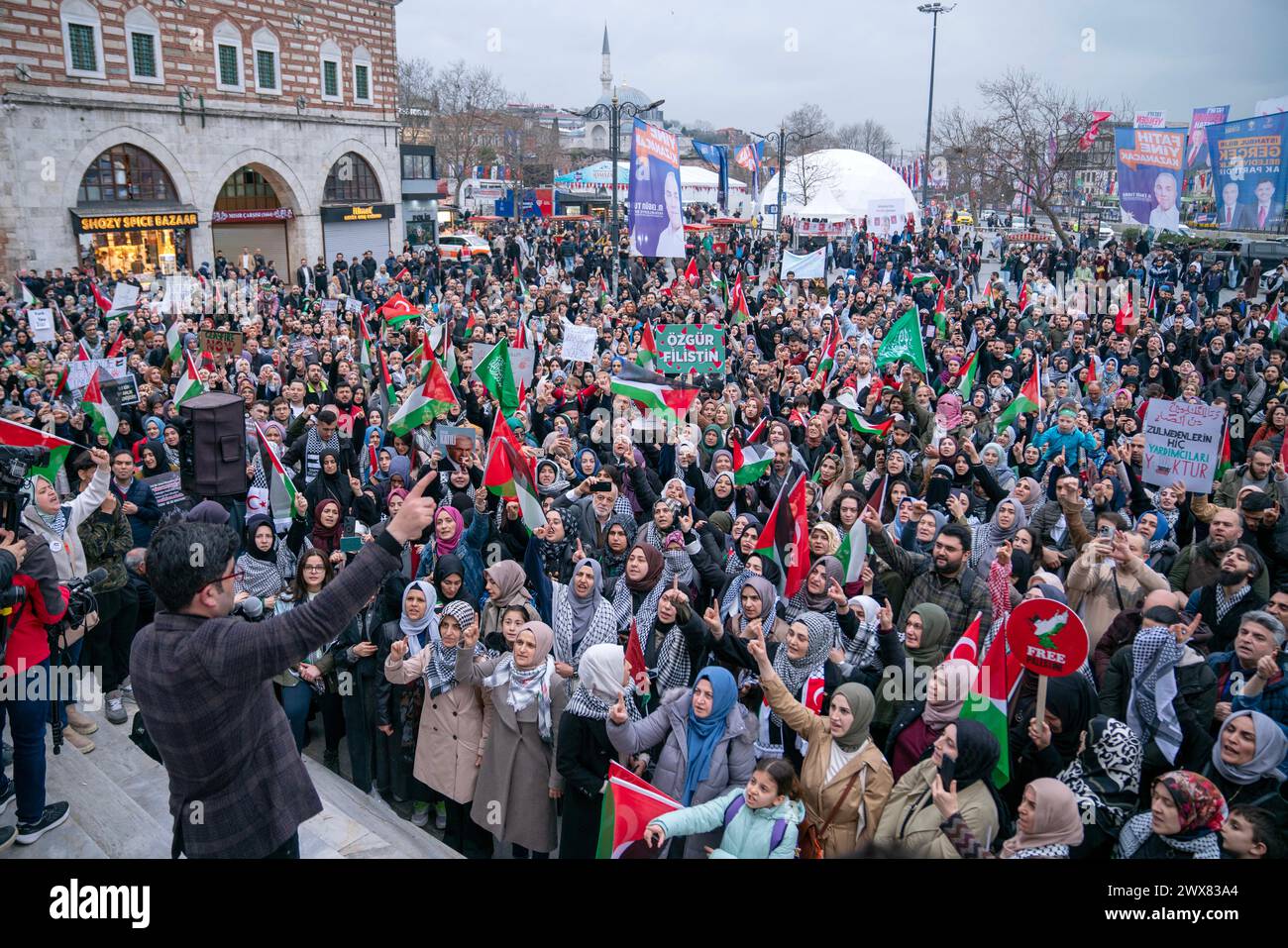 Fatih, Istanbul, Turchia. 28 marzo 2024. I manifestanti si riunirono dopo una marcia pro-palestinese in piazza Eminönü il 28 marzo 2024. (Credit Image: © Tolga Uluturk/ZUMA Press Wire) SOLO PER USO EDITORIALE! Non per USO commerciale! Foto Stock