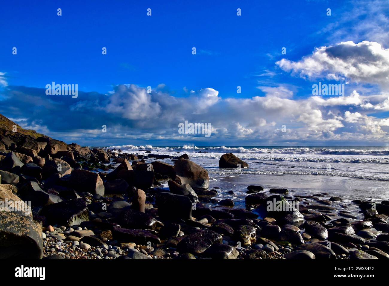 Rocce sulla spiaggia di Porth Ysgo Foto Stock