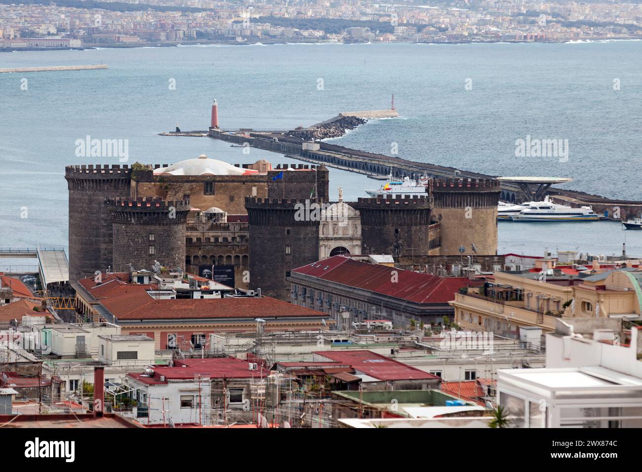 Napoli, Italia - 19 marzo 2018: Castel nuovo (in inglese: "Castello nuovo"), spesso chiamato maschio Angioino (in inglese: "Fortezza Angioino"), è un castello medievale in loc Foto Stock