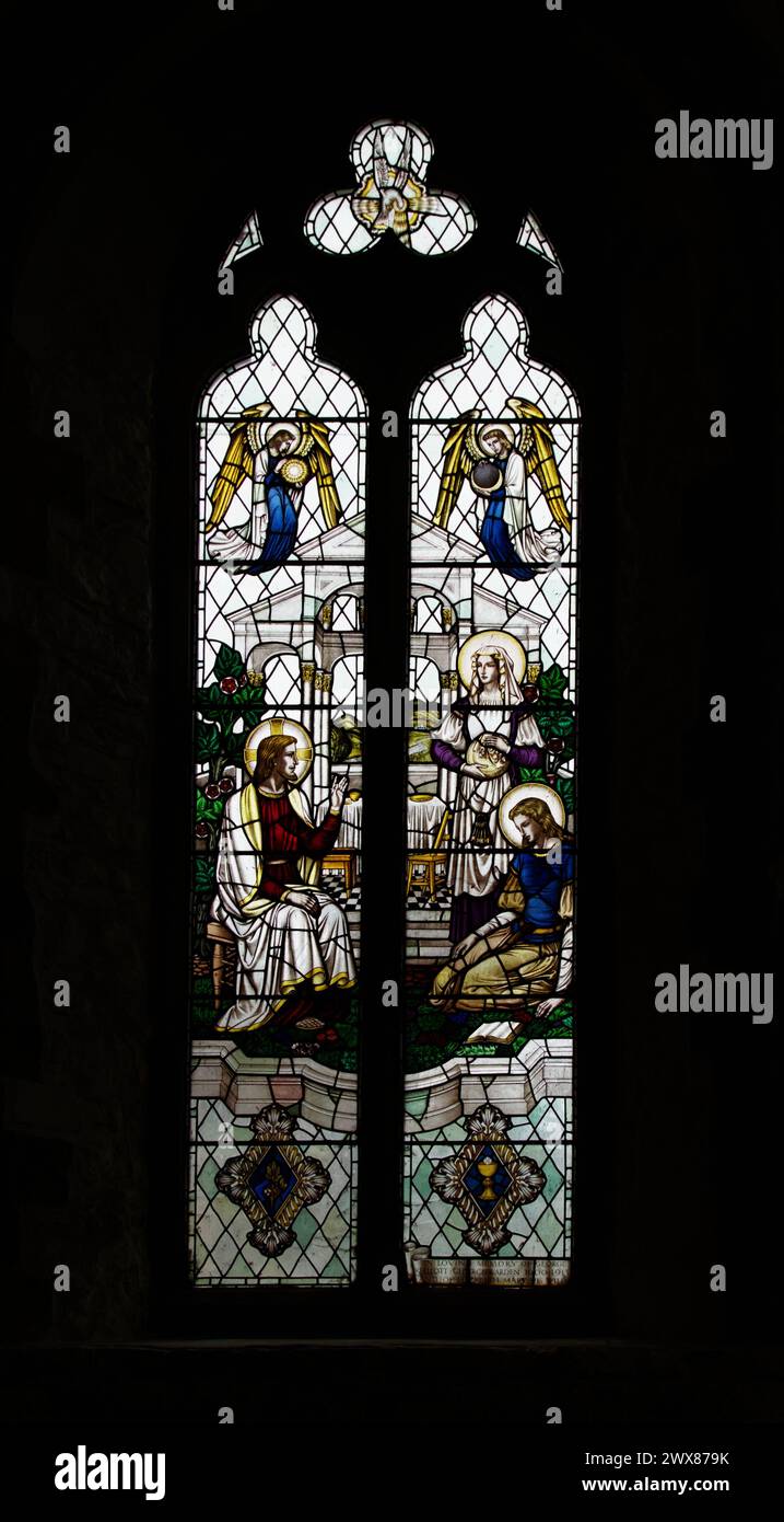 Vetrata colorata raffigurante Gesù alla Casa di Maria e Marta alla Chiesa di San Tommaso Apostolo, 1948, Lymington, Regno Unito Foto Stock