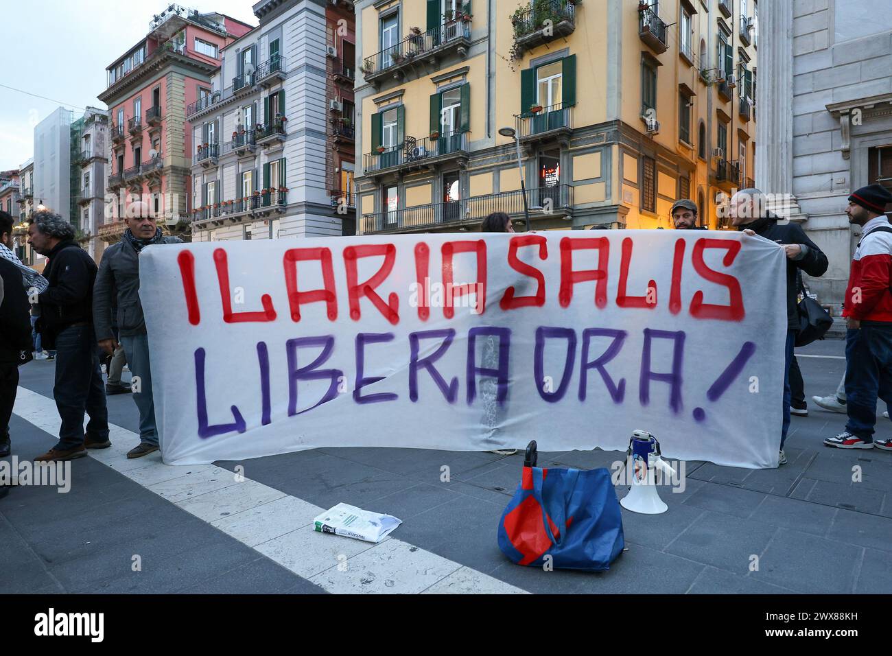 Napoli, Italia, 28 marzo 2024. Persone, con uno striscione, durante la manifestazione per chiedere il rilascio di Ilaria Salis, la 39enne italiana di Milano, trattenuta in Ungheria per 13 mesi per aver attaccato estremisti di destra. Foto Stock