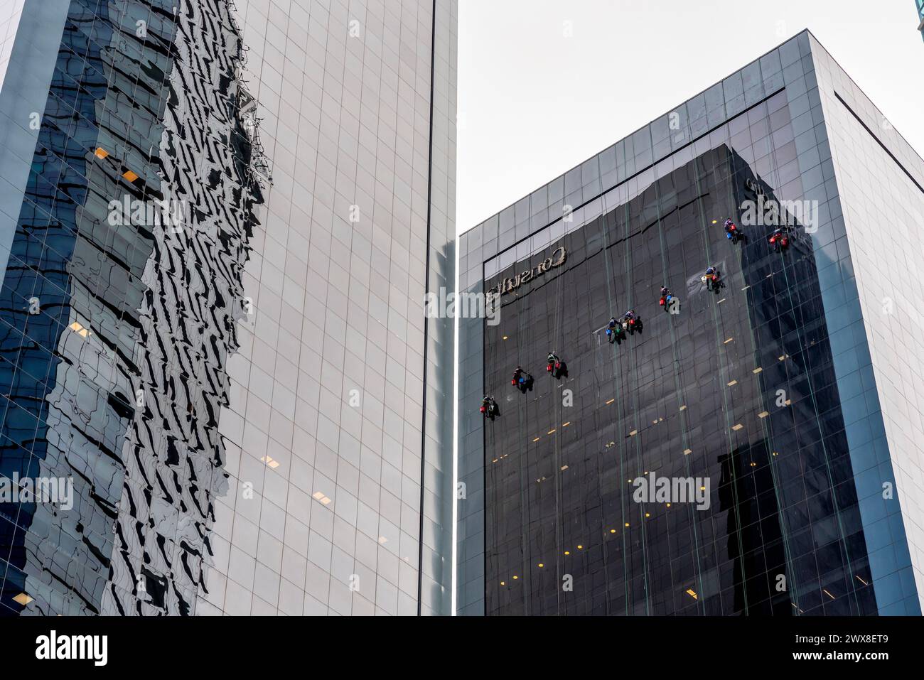 Lavoratori che puliscono le finestre di Un grattacielo, Buenos Aires, Argentina. Foto Stock