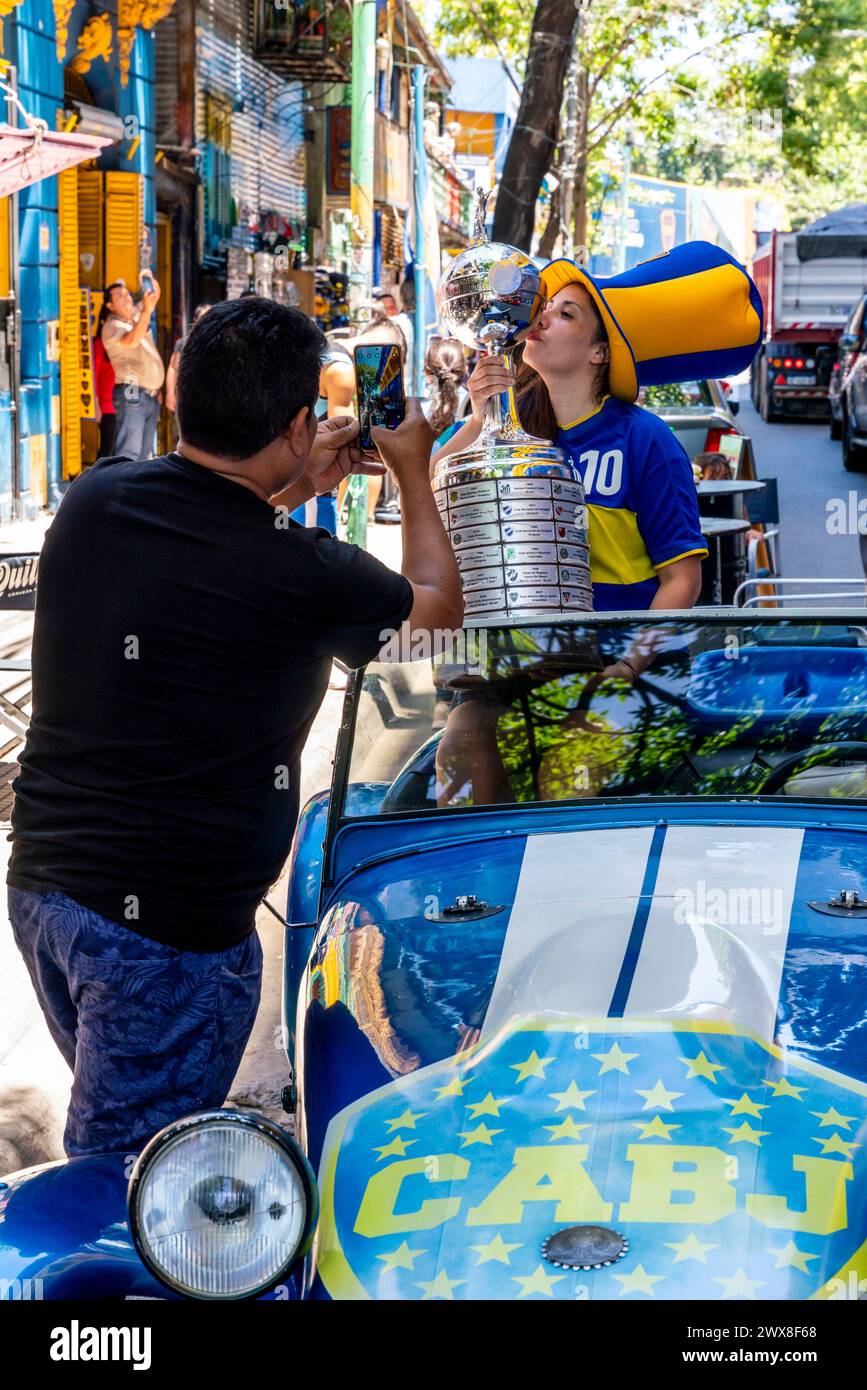 Una fan femminile di Boca Juniors ha la sua foto scattata baciando Una replica del Trofeo Copa Libertadores fuori Bombonera, Buenos Aires, Argentina Foto Stock