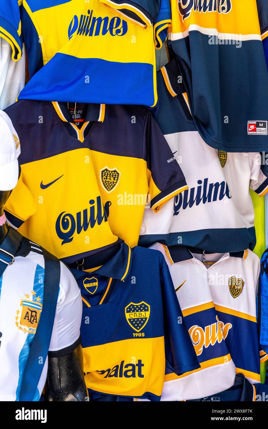 Un negozio vende le camicie da calcio del Boca Juniors fuori dallo stadio di calcio Bombonera, quartiere la Boca, Buenos Aires, Argentina Foto Stock