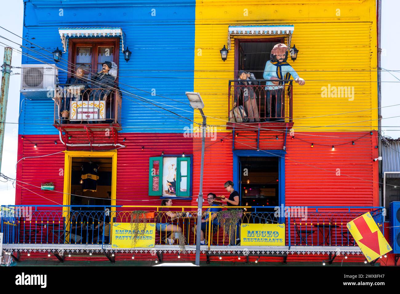 Un caffè colorato nel quartiere la Boca di Buenos Aires, Argentina. Foto Stock