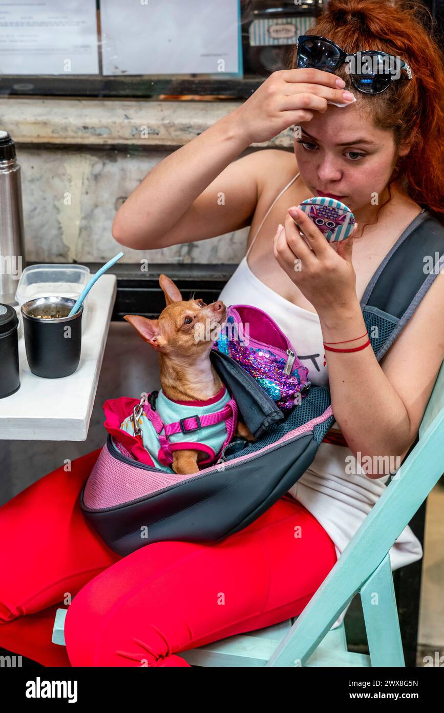 Una giovane donna e il suo cane domestico al Mercado De San Telmo, Buenos Aires, Argentina. Foto Stock