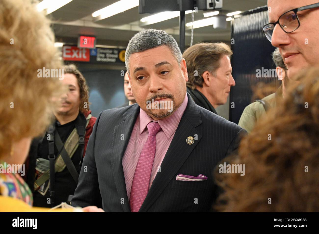 28 marzo 2024, New York City, NEW York: (NEW) Un nuovo sistema di rilevamento dei metalli per le metropolitane della città.28 marzo 2024, New York City, New York, USA. Il sindaco Eric Adams ha introdotto un nuovo sistema di rilevamento dei metalli per aiutare a combattere il crescente crimine nelle metropolitane della città. Questo nuovo sistema di rilevamento dei metalli si chiama ''Evolv Express''. Secondo l'azienda, Evolv Express utilizza una tecnologia avanzata di sensori e intelligenza artificiale per distinguere tra wepon e oggetti di uso quotidiano.&#XA;credito: Victor M. Matos/Thenews2 (foto: Victor M. Matos/Thenews2/Zumapress) (immagine di credito: © Victor M. Matos/TheNEWS2 vi Foto Stock