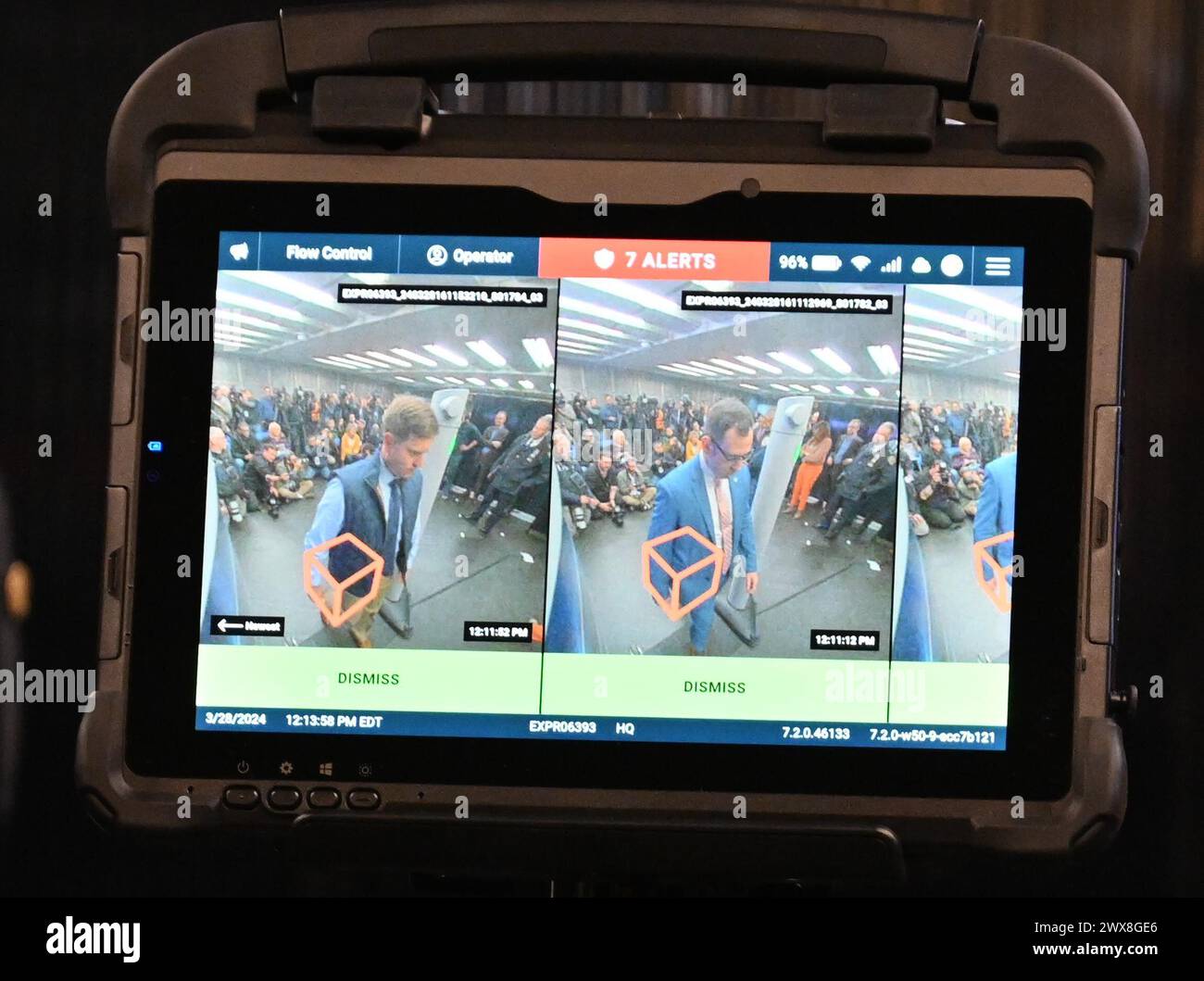 28 marzo 2024, New York City, NEW York: (NEW) Un nuovo sistema di rilevamento dei metalli per le metropolitane della città.28 marzo 2024, New York City, New York, USA. Il sindaco Eric Adams ha introdotto un nuovo sistema di rilevamento dei metalli per aiutare a combattere il crescente crimine nelle metropolitane della città. Questo nuovo sistema di rilevamento dei metalli si chiama ''Evolv Express''. Secondo l'azienda, Evolv Express utilizza una tecnologia avanzata di sensori e intelligenza artificiale per distinguere tra wepon e oggetti di uso quotidiano.&#XA;credito: Victor M. Matos/Thenews2 (foto: Victor M. Matos/Thenews2/Zumapress) (immagine di credito: © Victor M. Matos/TheNEWS2 vi Foto Stock