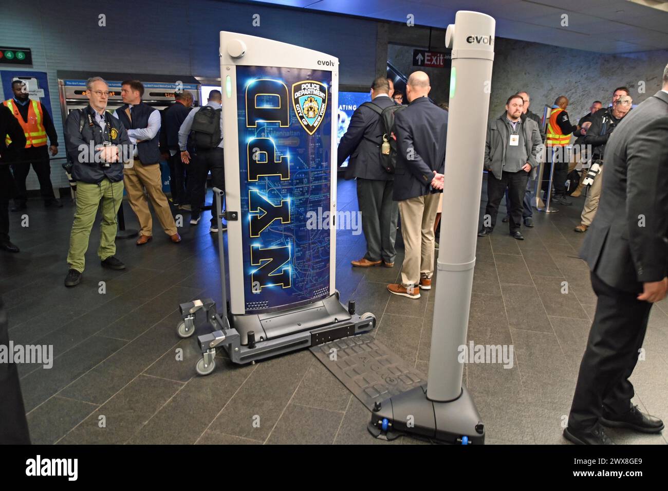 28 marzo 2024, New York City, NEW York: (NEW) Un nuovo sistema di rilevamento dei metalli per le metropolitane della città.28 marzo 2024, New York City, New York, USA. Il sindaco Eric Adams ha introdotto un nuovo sistema di rilevamento dei metalli per aiutare a combattere il crescente crimine nelle metropolitane della città. Questo nuovo sistema di rilevamento dei metalli si chiama ''Evolv Express''. Secondo l'azienda, Evolv Express utilizza una tecnologia avanzata di sensori e intelligenza artificiale per distinguere tra wepon e oggetti di uso quotidiano.&#XA;credito: Victor M. Matos/Thenews2 (foto: Victor M. Matos/Thenews2/Zumapress) (immagine di credito: © Victor M. Matos/TheNEWS2 vi Foto Stock