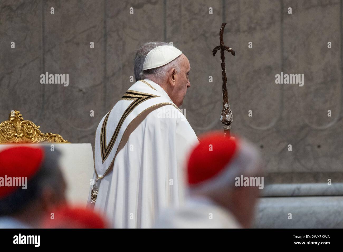 Vaticano, Vaticano. 28 marzo 2024. Papa Francesco prega durante la messa del Crisma a San La Basilica di Pietro. (Credit Image: © Stefano Costantino/SOPA Images via ZUMA Press Wire) SOLO USO EDITORIALE! Non per USO commerciale! Foto Stock