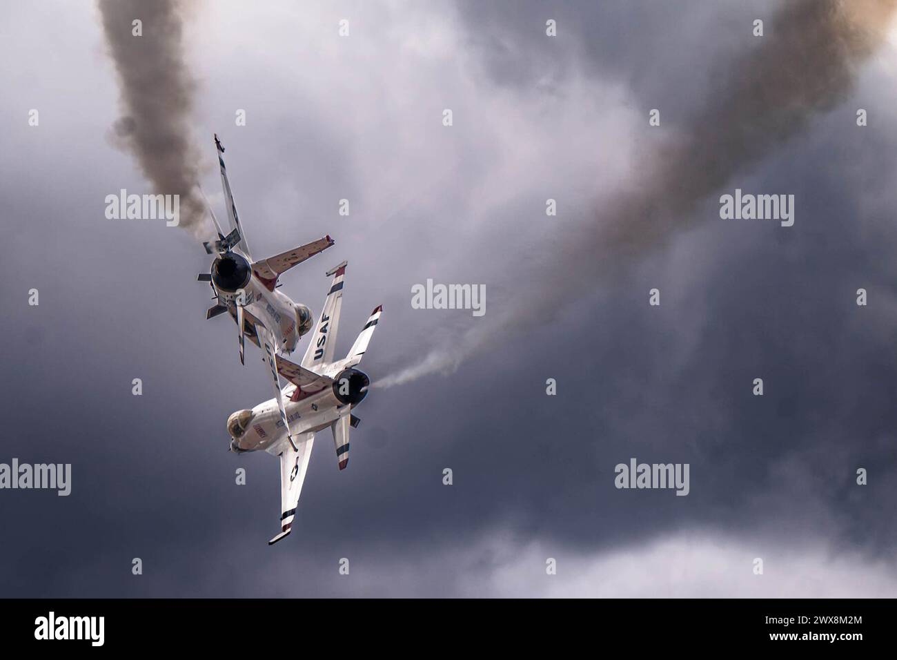 Luke AFB, Arizona, Stati Uniti. 24 marzo 2024. Gli F-16 Fighting Falcons della U.S. Air Force, assegnati alla squadra dimostrativa dell'aeronautica statunitense, i Thunderbirds eseguono una dimostrazione attentamente coreografata durante il Luke Days Airshow il 24 marzo 2024, presso la Luke Air Force base, Arizona. I piloti eseguono circa 30 manovre in una dimostrazione, e l'intero spettacolo, compreso terra e aria, dura circa un'ora e quindici minuti. (Immagine di credito: © Mason Hargrove/U.S. Air Force/ZUMA Press Wire) SOLO PER USO EDITORIALE! Non per USO commerciale! Foto Stock