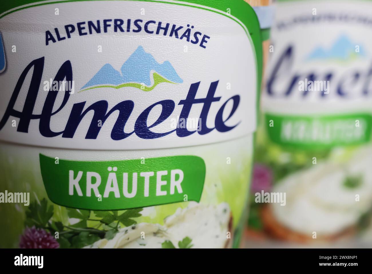 Viersen, Germania - 9 marzo. 2024: Primo piano di Almette, scritta con il logo del formaggio alle erbe aromatiche Foto Stock
