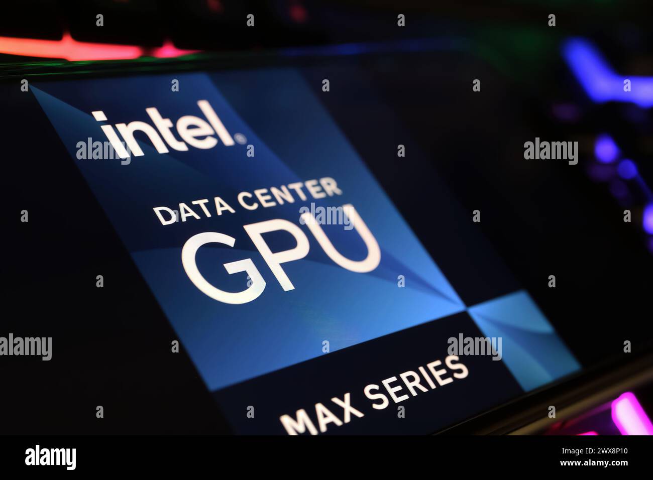 Viersen, Germania - 9 marzo. 2024: Primo piano dello smartphone sulla tastiera del computer con logo della GPU Intel Data Center Foto Stock