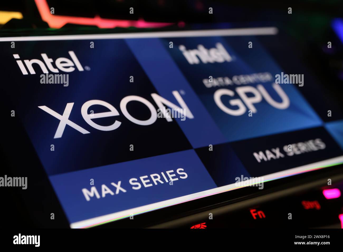 Viersen, Germania - 9 marzo. 2024: Primo piano dello smartphone sulla tastiera del computer con logo della GPU Intel Data Center Foto Stock