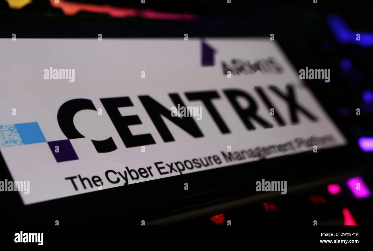 Viersen, Germania - 9 marzo. 2024: Primo piano dello smartphone sulla tastiera del computer con logo della piattaforma di cyber management Armis Centrix Foto Stock