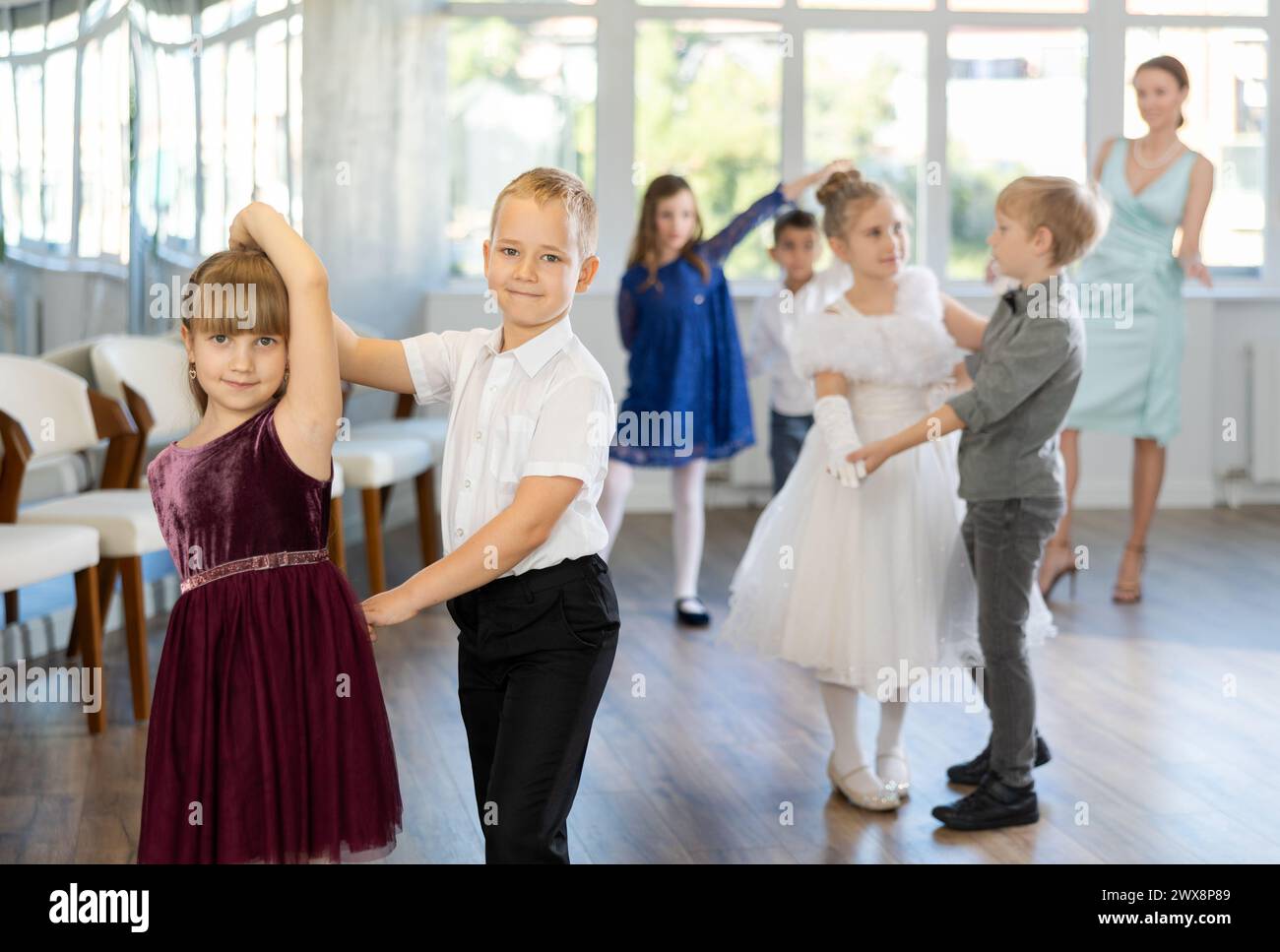 Danze classiche eseguite da bambini preadolescenti in abiti festivi Foto Stock