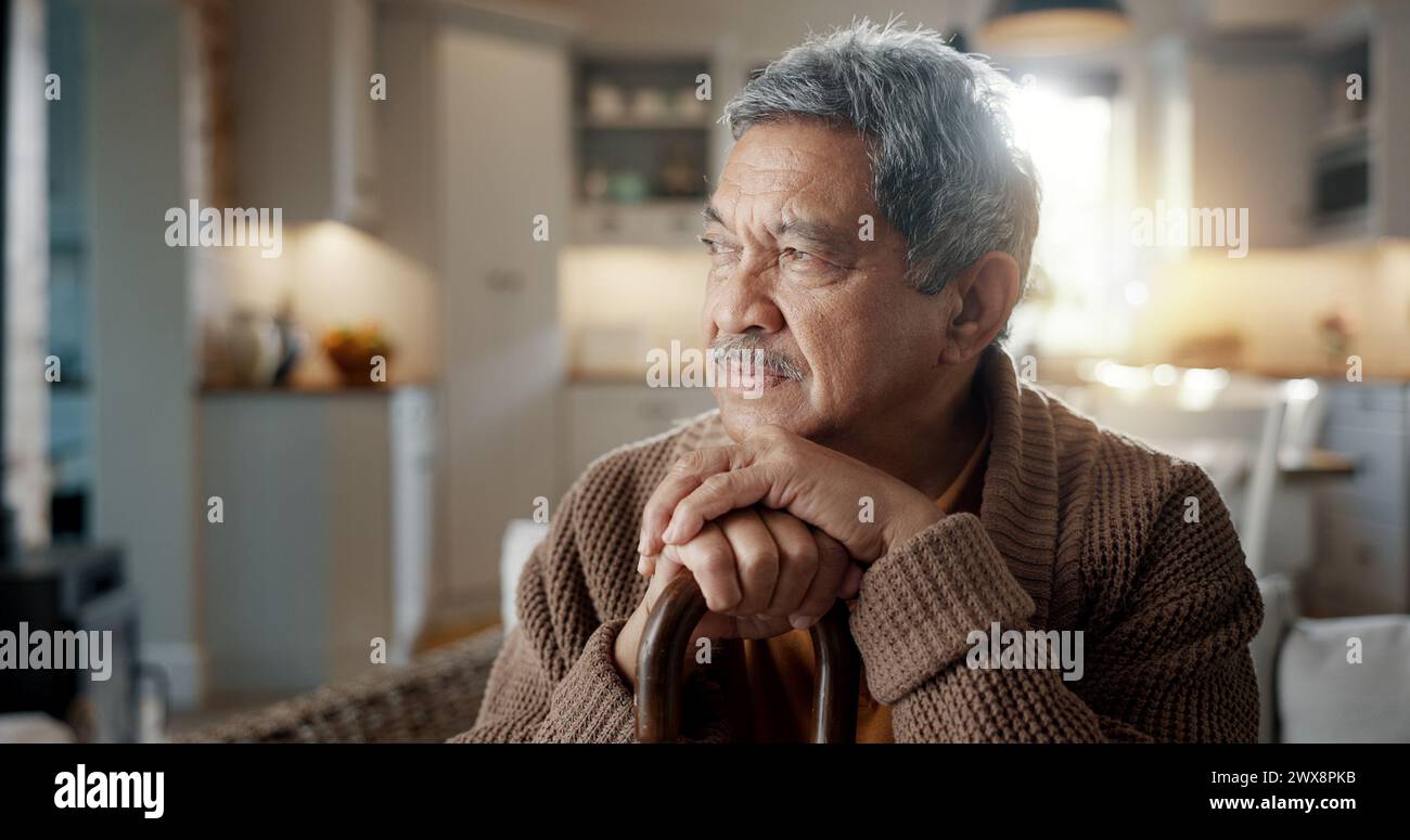 Pensiero, depressione e uomo anziano con bastone da passeggio su sedia con Alzheimer, perdita di memoria o solitario. Viso, ansia e uomo anziano con a Foto Stock