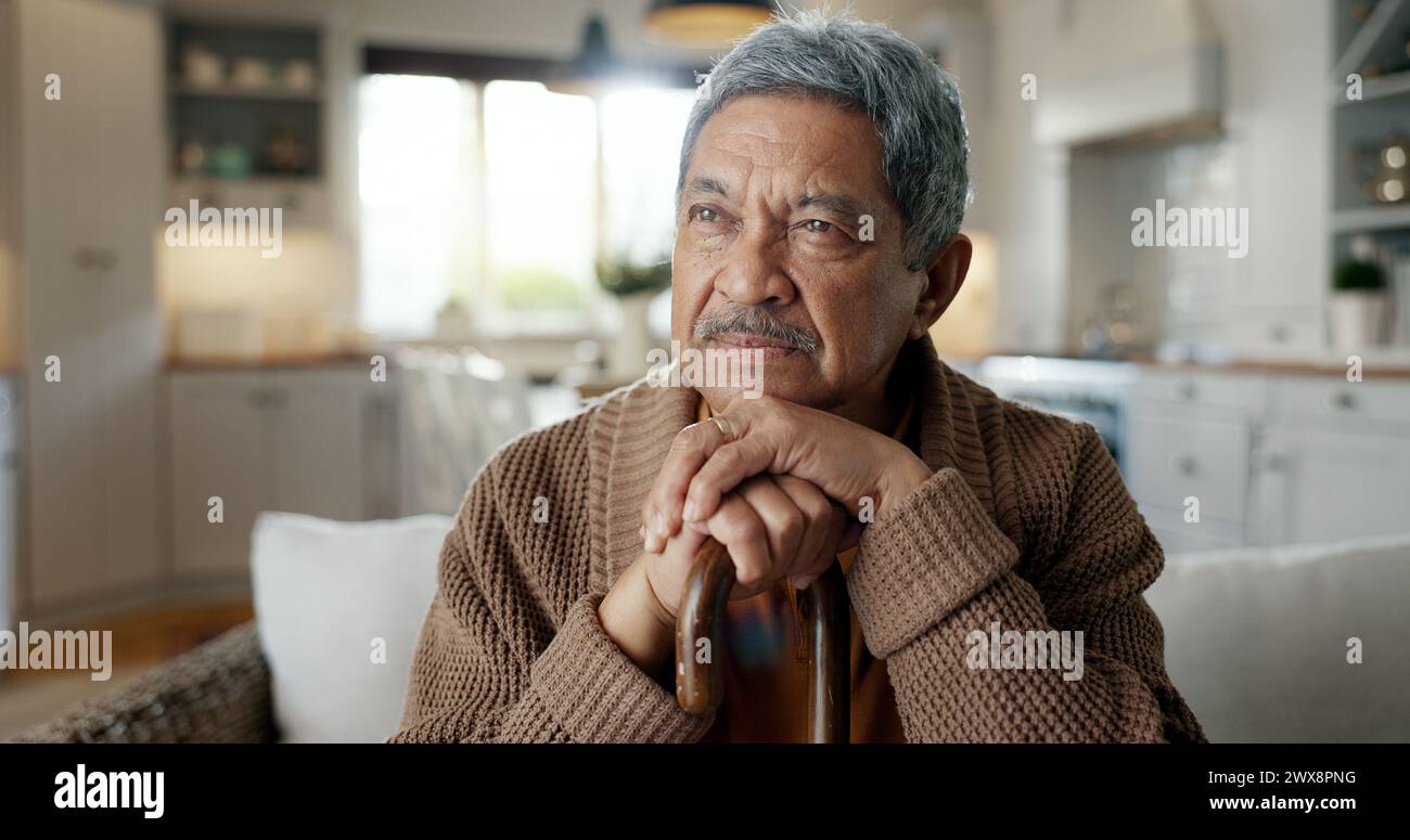 Pensiero, depressione e uomo anziano con bastone da passeggio su sedia con Alzheimer, perdita di memoria o solitario. Viso, ansia e uomo anziano con a Foto Stock