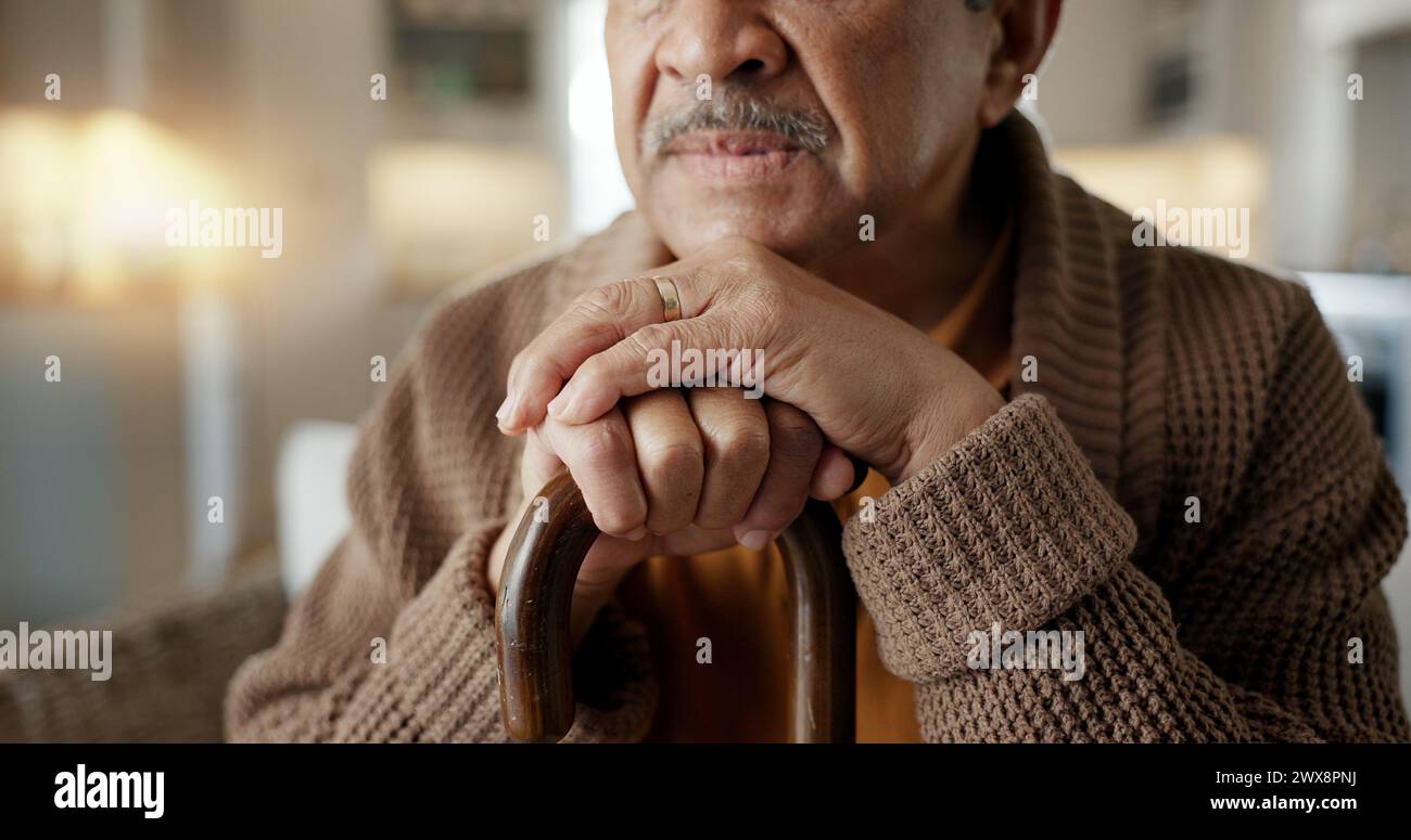 Depressione, nostalgia e un uomo anziano con un bastone su un divano nel salotto della sua casa di riposo da solo. Memoria, pensiero e una persona anziana Foto Stock