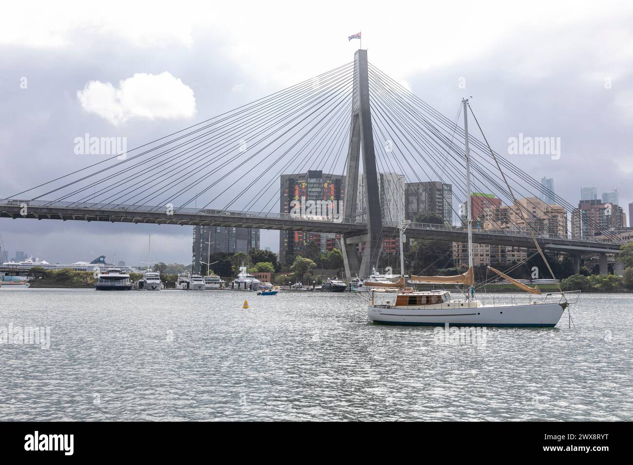 Anzac Bridge a Sydney con vista dello yacht a vela e del centro di Sydney, girato dal parco della baia di Blackwattle, Sydney, Australia Foto Stock