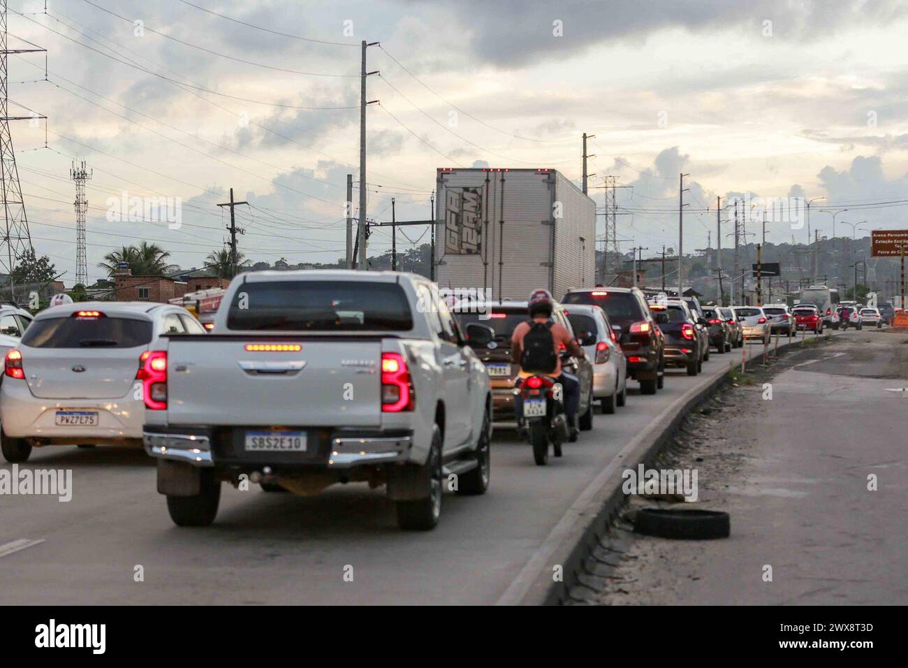 Recife, Brasile. 28 marzo 2024. PE - RECIFE - 03/28/2024 - MOVIMENTO DEL TRAFFICO - questo giovedì (28), traffico intenso all'inizio della BR-232, vicino al quartiere Curado, zona ovest di Recife (PE), la principale via di accesso all'interno da Pernambuco. Foto: Rafael Vieira/AGIF (foto di Rafael Vieira/AGIF/Sipa USA) credito: SIPA USA/Alamy Live News Foto Stock