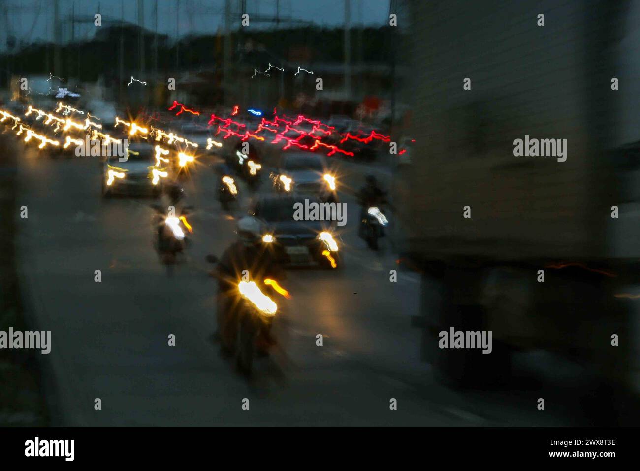 Recife, Brasile. 28 marzo 2024. PE - RECIFE - 03/28/2024 - MOVIMENTO DEL TRAFFICO - questo giovedì (28), traffico intenso all'inizio della BR-232, vicino al quartiere Curado, zona ovest di Recife (PE), la principale via di accesso all'interno da Pernambuco. Foto: Rafael Vieira/AGIF (foto di Rafael Vieira/AGIF/Sipa USA) credito: SIPA USA/Alamy Live News Foto Stock