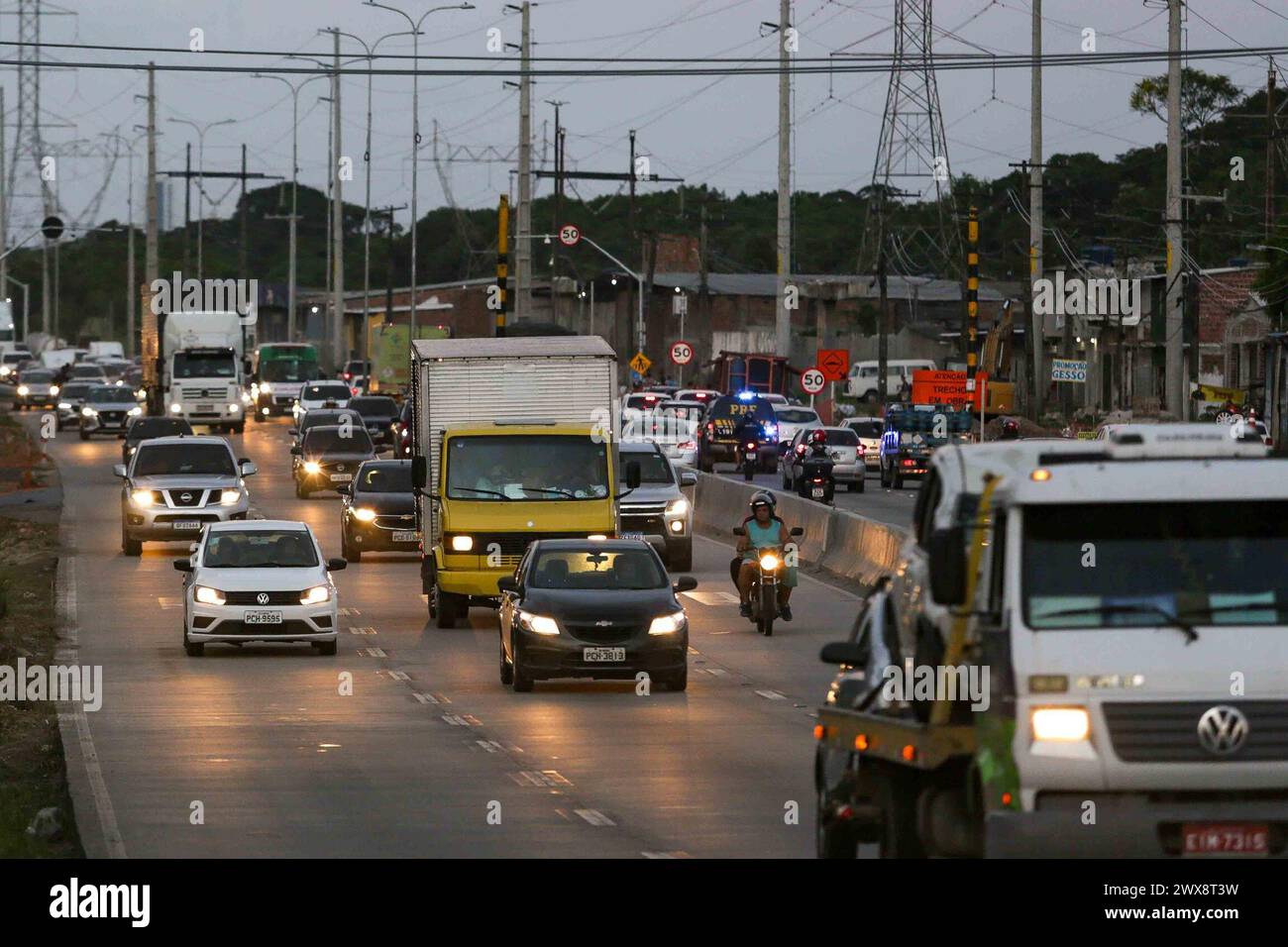 Recife, Brasile. 28 marzo 2024. PE - RECIFE - 03/28/2024 - MOVIMENTO DEL TRAFFICO - questo giovedì (28), traffico intenso all'inizio della BR-232, vicino al quartiere Curado, zona ovest di Recife (PE), la principale via di accesso all'interno da Pernambuco. Foto: Rafael Vieira/AGIF (foto di Rafael Vieira/AGIF/Sipa USA) credito: SIPA USA/Alamy Live News Foto Stock