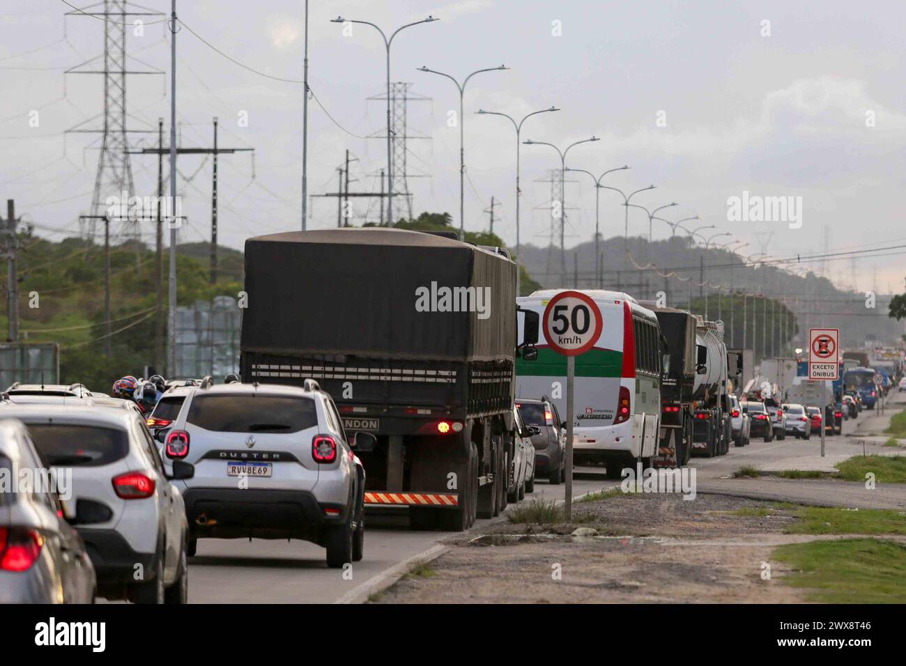 Recife, Brasile. 28 marzo 2024. PE - RECIFE - 03/28/2024 - MOVIMENTO DEL TRAFFICO - questo giovedì (28), traffico intenso all'inizio della BR-232, vicino al quartiere Curado, zona ovest di Recife (PE), la principale via di accesso all'interno da Pernambuco. Foto: Rafael Vieira/AGIF (foto di Rafael Vieira/AGIF/Sipa USA) credito: SIPA USA/Alamy Live News Foto Stock