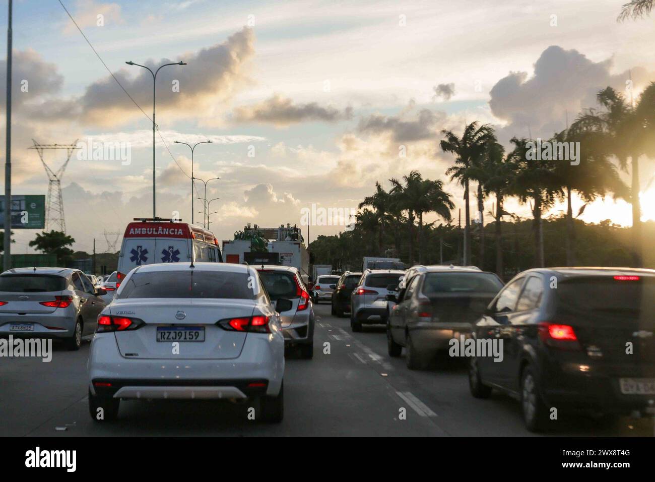 Recife, Brasile. 28 marzo 2024. PE - RECIFE - 03/28/2024 - MOVIMENTO DEL TRAFFICO - questo giovedì (28), traffico intenso all'inizio della BR-232, vicino al quartiere Curado, zona ovest di Recife (PE), la principale via di accesso all'interno da Pernambuco. Foto: Rafael Vieira/AGIF (foto di Rafael Vieira/AGIF/Sipa USA) credito: SIPA USA/Alamy Live News Foto Stock