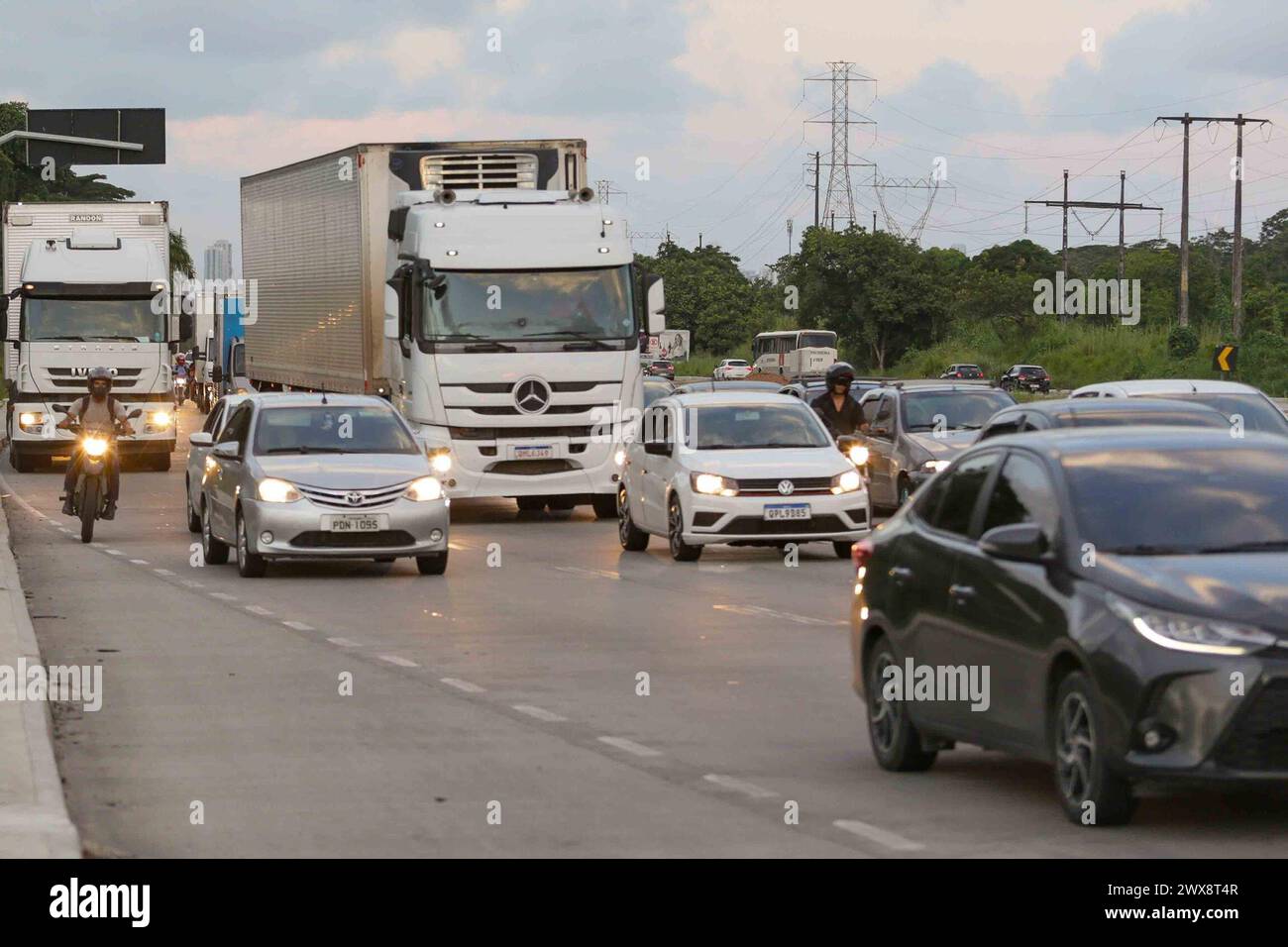 Recife, Brasile. 28 marzo 2024. PE - RECIFE - 03/28/2024 - MOVIMENTO DEL TRAFFICO - questo giovedì (28), traffico intenso all'inizio della BR-232, vicino al quartiere Curado, zona ovest di Recife (PE), la principale via di accesso all'interno da Pernambuco. Foto: Rafael Vieira/AGIF (foto di Rafael Vieira/AGIF/Sipa USA) credito: SIPA USA/Alamy Live News Foto Stock