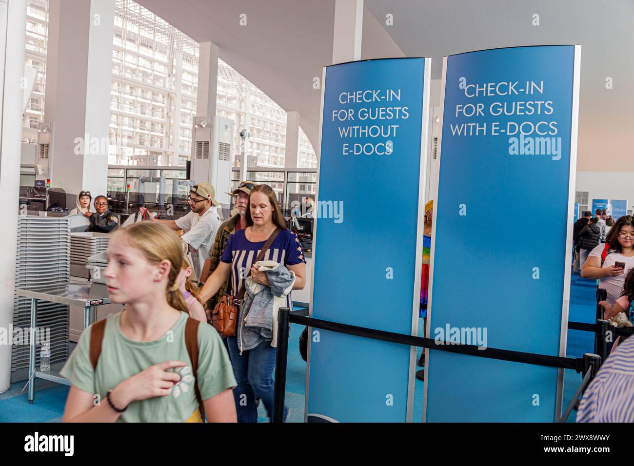 Miami Florida, PortMiami Porto di Miami, Norwegian Cruise Line Terminal B, 7 giorni ai Caraibi, interni, cartelli per il check-in, uomo uomo uomo, donna donna donna donna donna fe Foto Stock