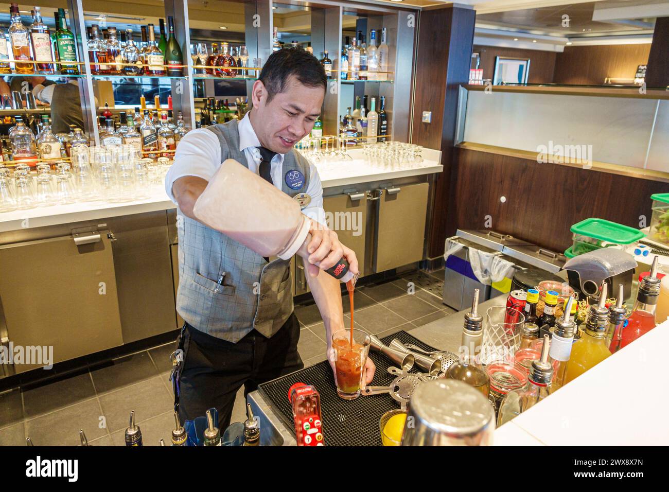 Miami Florida, PortMiami Porto di Miami, a bordo interno, nave della Norwegian Joy Cruise Line, Caraibi per 7 giorni, bartender del bar Observation Lounge, cucina asiatica Foto Stock