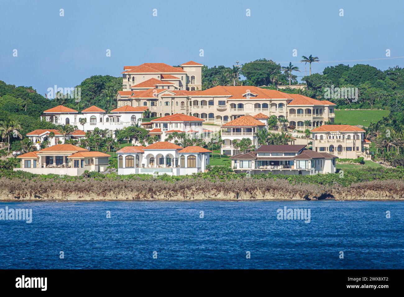 Port Roatan Honduras, isole Coxen Hole Bay, West Bay, Keyhole Bay, Flowers Bay, Norwegian Joy Cruise Line, itinerario di 7 giorni nel Mar dei Caraibi, hotel per vacanze Foto Stock