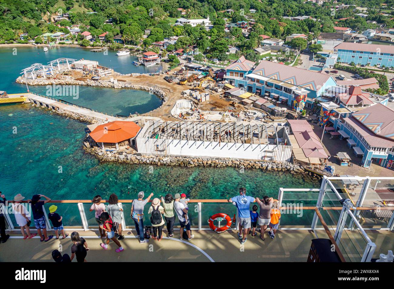 Port Roatan Honduras, isole della baia di Coxen Hole, nave da crociera Norwegian Joy Cruise Line, itinerario di 7 giorni del Mar dei Caraibi, piattaforma di osservazione, uomo uomo uomo, donna donna ragazzo Foto Stock