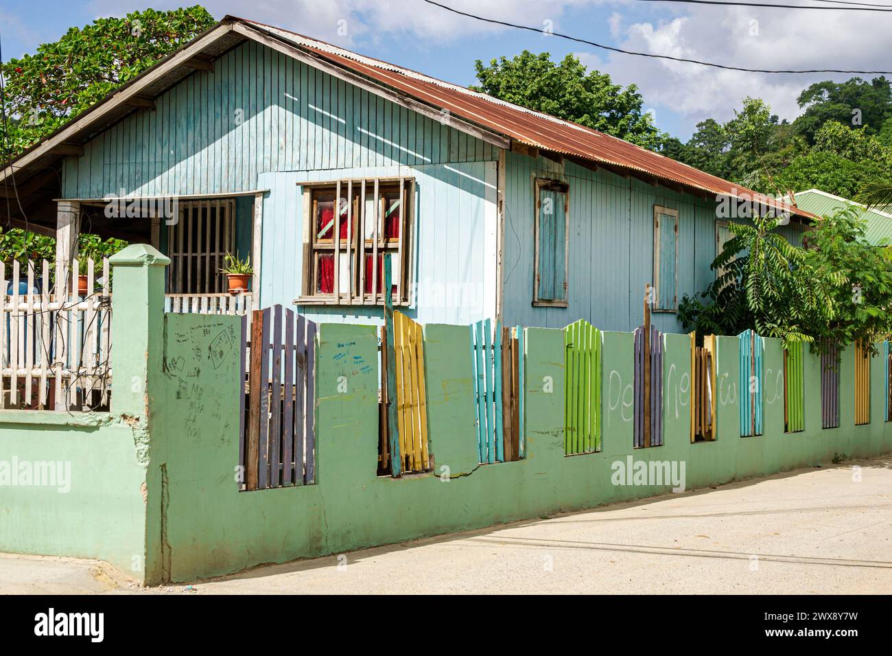 Port Roatan Honduras,Coxen Hole,Bay Islands,Main Street,case case case case case,edifici,architettura residence,esterno esterno, Foto Stock