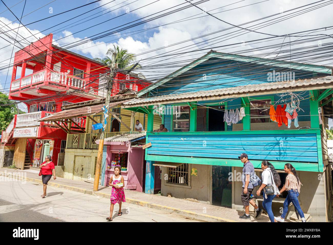 Port Roatan Honduras, Coxen Hole, Bay Islands, Main Street, case case colorate, edifici, residenze architettoniche, grandi Foto Stock