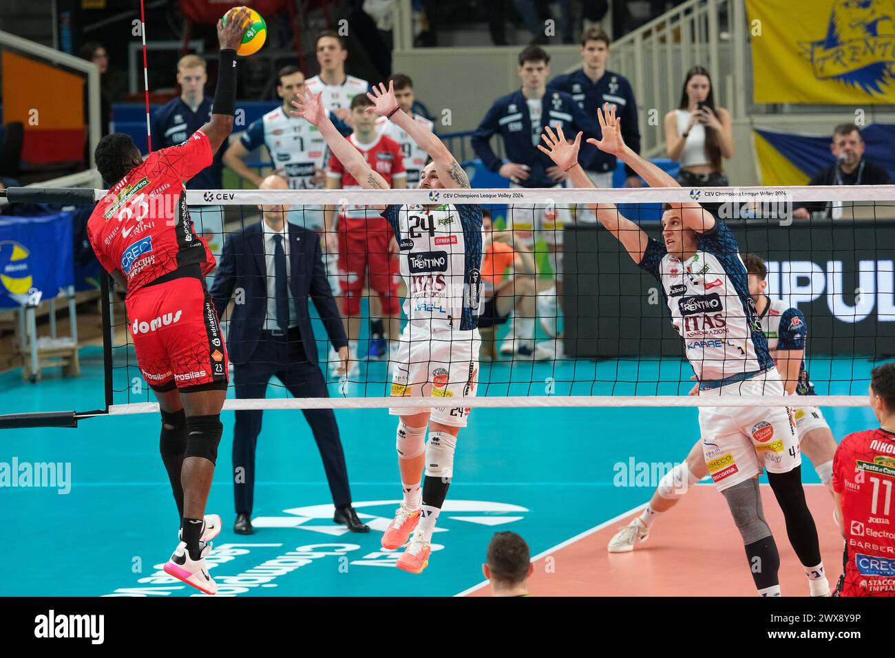 ITAS Trentino VS cucine Lube Civitanova - 1° turno di semifinali della CEV Volley Champions League 2023/2024 Foto Stock