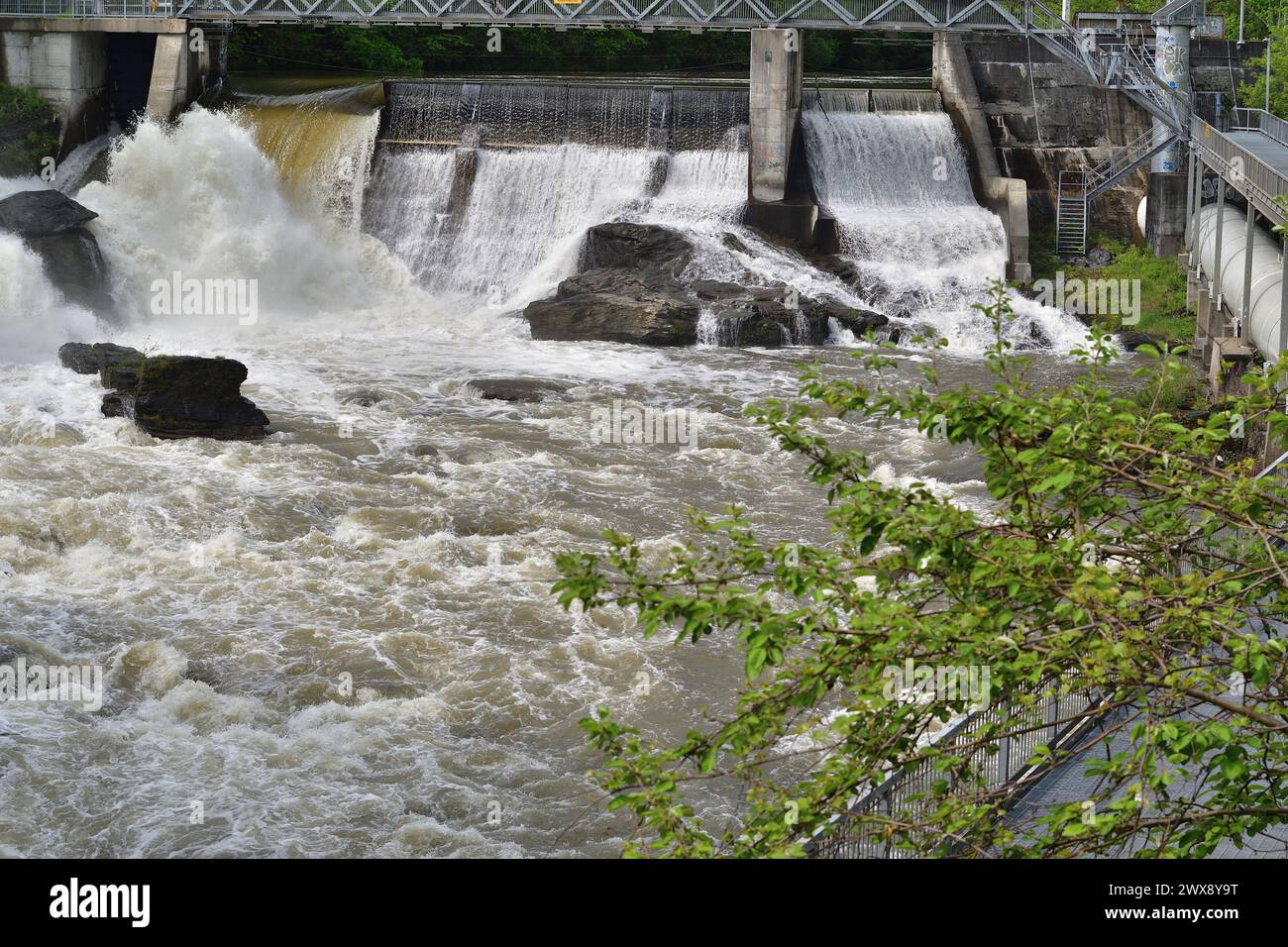 Magog fiume Sherbrooke diga della centrale idroelettrica di Abenakis. L'acqua scorre lungo il fiume nella stagione primaverile. Foto Stock