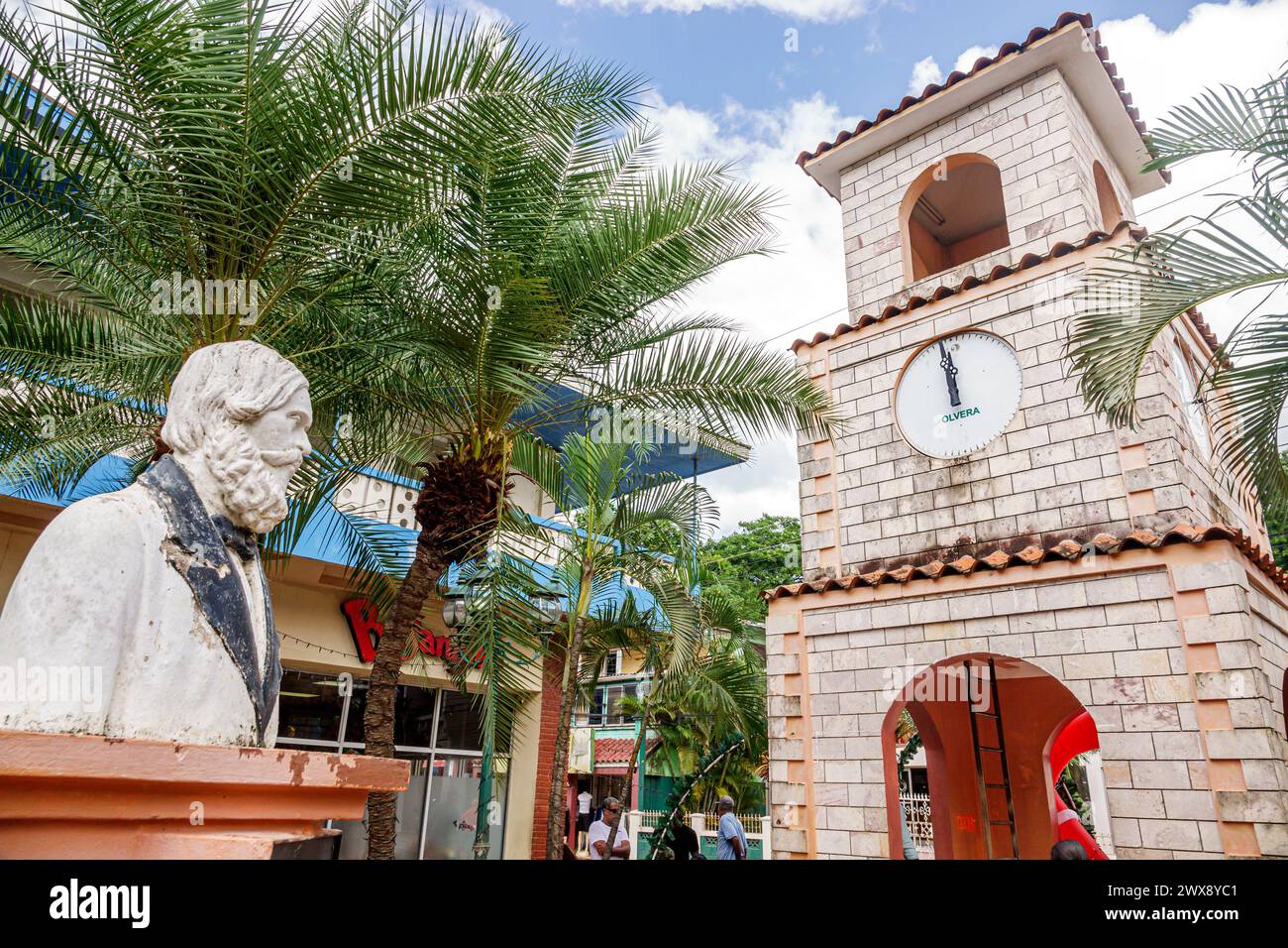 Port Roatan Honduras, Coxen Hole, Bay Islands, Main Street, Parque Central Park, statua del busto, memoriale del Guardiola del generale Jose Santos, torre dell'orologio, visitatori vi Foto Stock