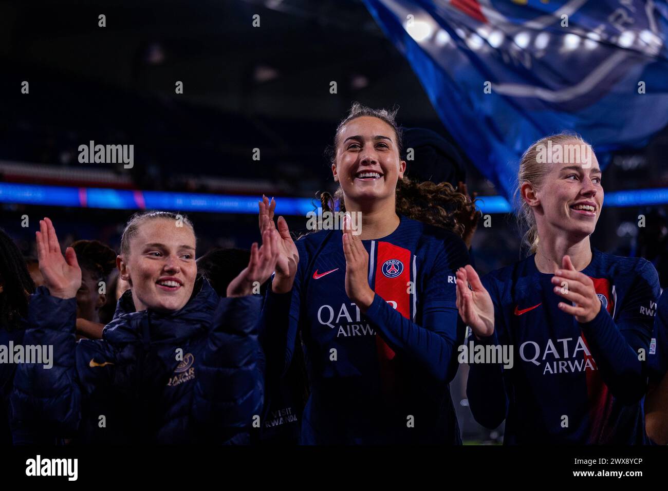 Parigi, Francia. 28 marzo 2024. Parigi, Francia Eva Gaetino (19 PSG) festeggia con la tifosa dopo la partita di UEFA Womens Champions League tra Paris Saint-Germain e BK Hacken al Parc des Princes di Parigi, Francia. (Pauline FIGUET/SPP) credito: SPP Sport Press Photo. /Alamy Live News Foto Stock