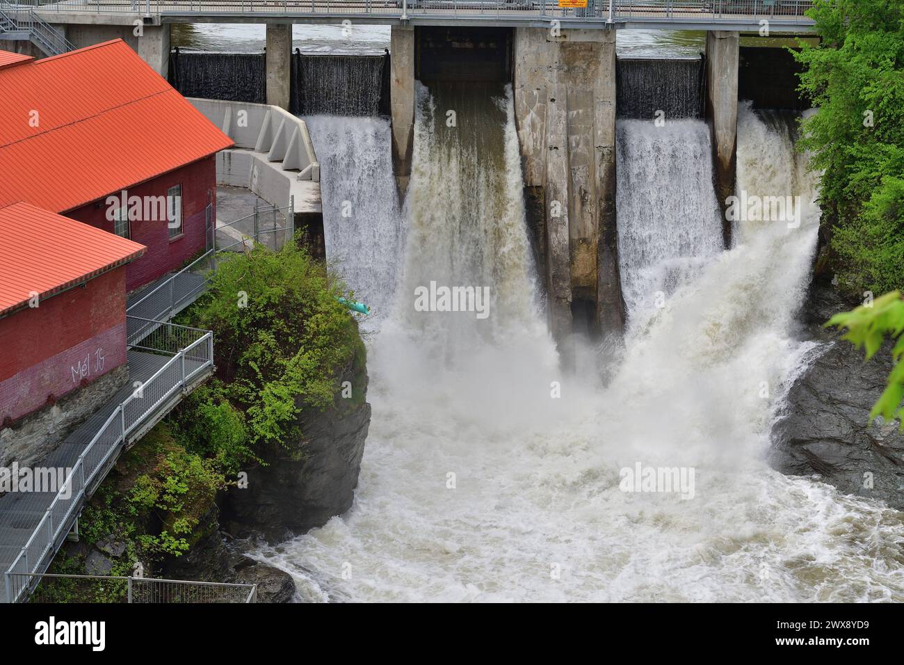 Magog River Sherbrooke Frontenac diga della centrale idroelettrica. Centrale elettrica rinnovabile. Far fuoriuscire l'acqua da una diga. Foto Stock
