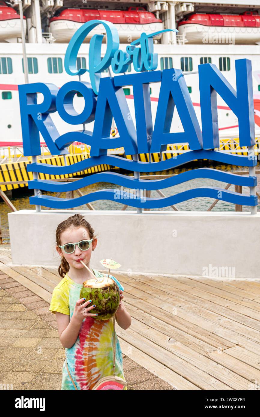 Port Roatan Honduras, isole della baia di Coxen Hole, nave da crociera Norwegian Joy Cruise Line, itinerario di 7 giorni del Mar dei Caraibi, opportunità di scattare foto con un cartello, posa di un bambino Foto Stock