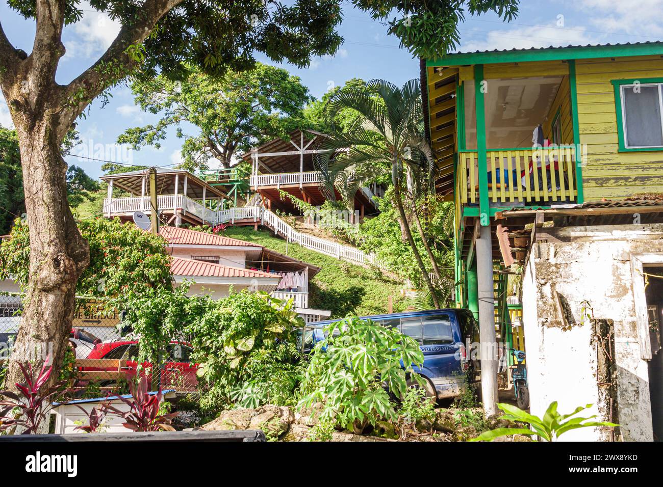 Port Roatan Honduras, Coxen Hole, Bay Islands, Main Street, case di case in collina, edifici edili, residenze architettoniche, portici, Foto Stock