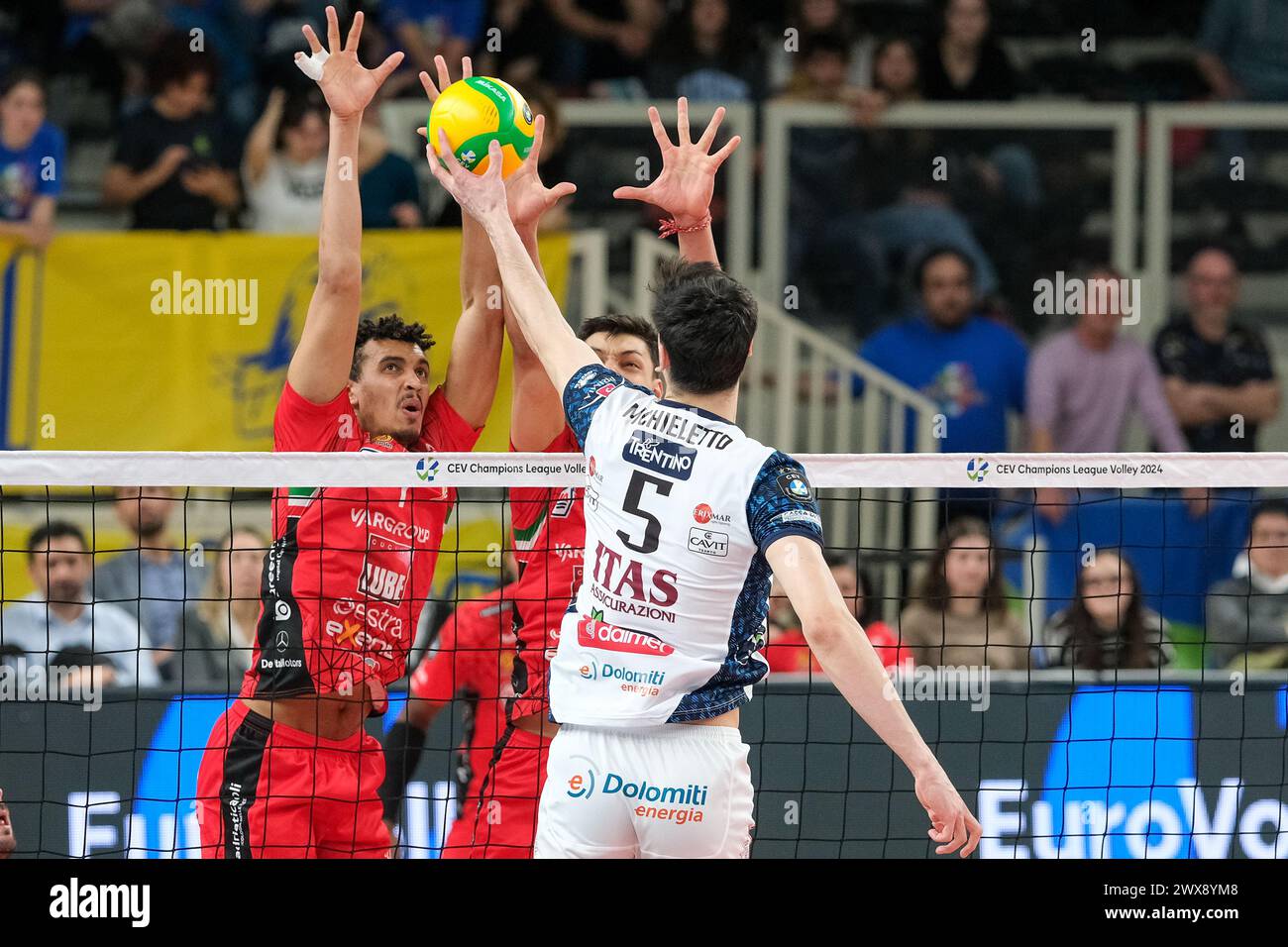 ITAS Trentino VS cucine Lube Civitanova - 1° turno di semifinali della CEV Volley Champions League 2023/2024 Foto Stock