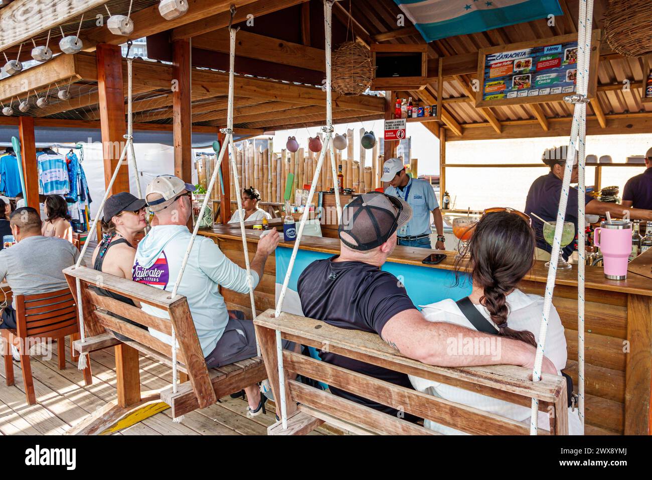 Port Roatan Honduras, isole della baia di Coxen Hole, nave da crociera Norwegian Joy Cruise Line, itinerario di 7 giorni sul Mar dei Caraibi, centro città, complesso di negozi e ristoranti, Los Angeles Foto Stock