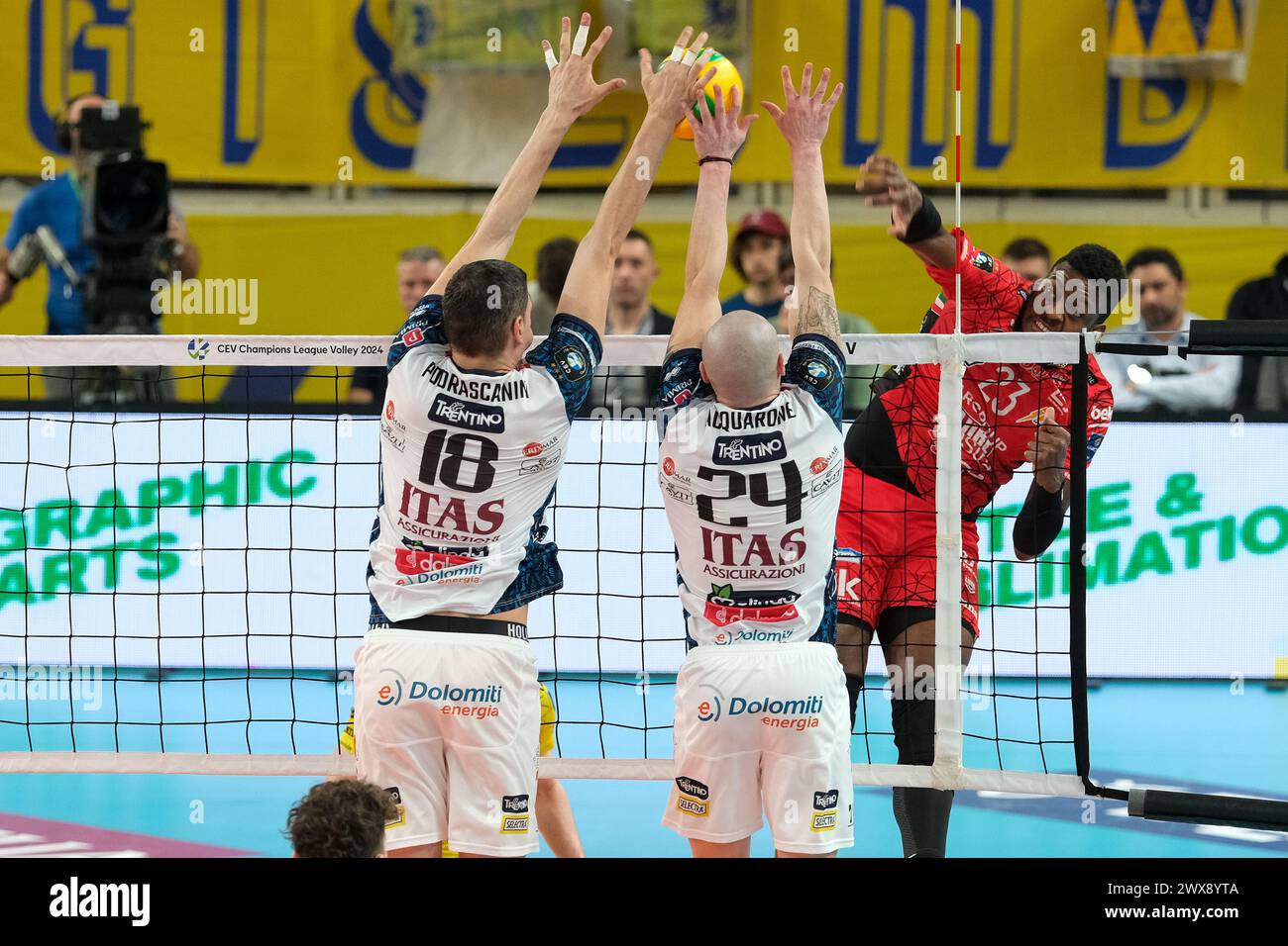 ITAS Trentino VS cucine Lube Civitanova - 1° turno di semifinali della CEV Volley Champions League 2023/2024 Foto Stock