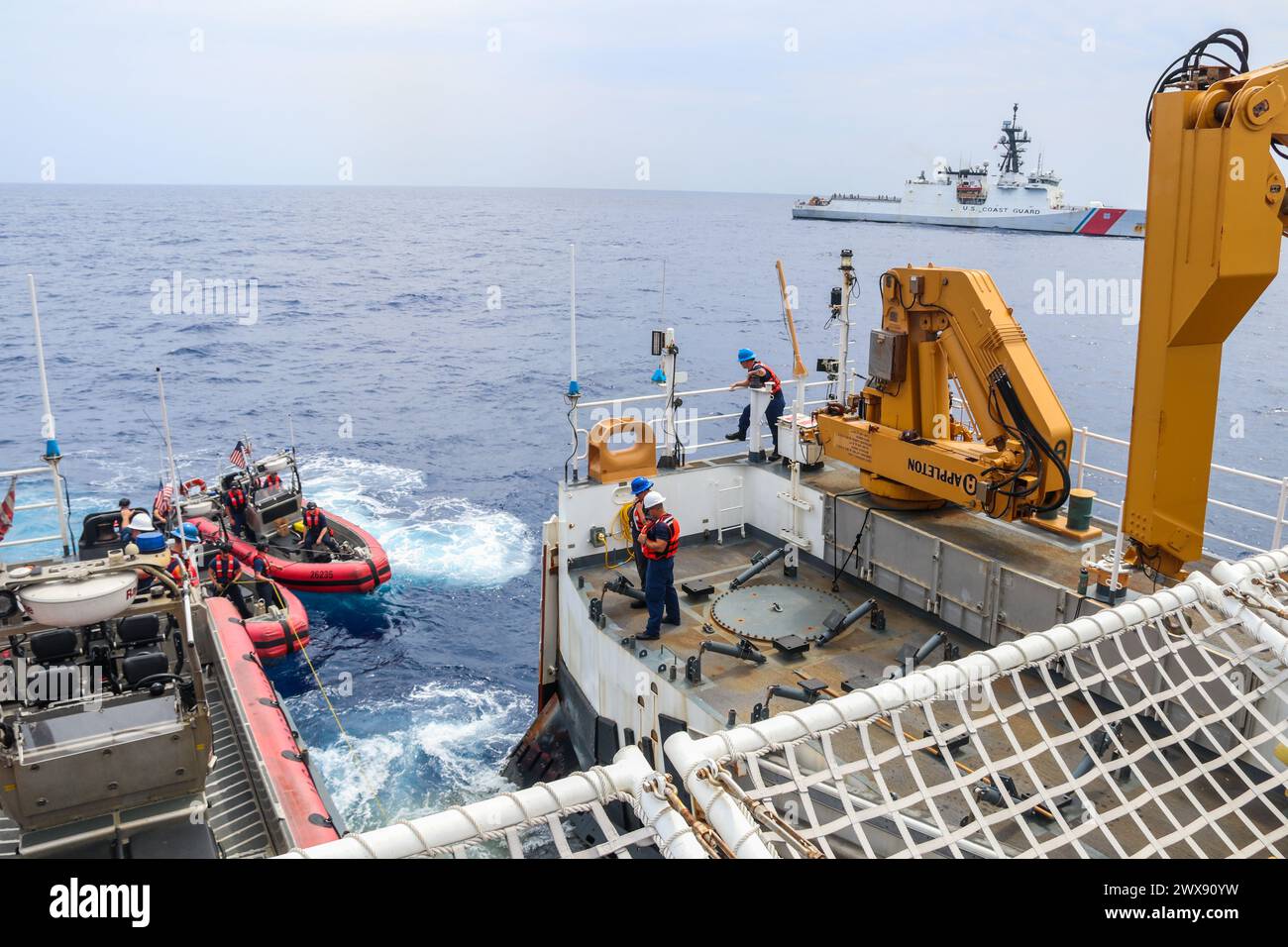 Gli equipaggi delle taglierine della Guardia Costiera Hamilton (WMSL 753) e Munro (WMSL 755) scambiano motoscafi nell'Oceano Pacifico, 12 marzo 2024. Hamilton e Munro sono taglienti di sicurezza nazionale. (Foto della Guardia Costiera degli Stati Uniti di Ray Corniel) Foto Stock