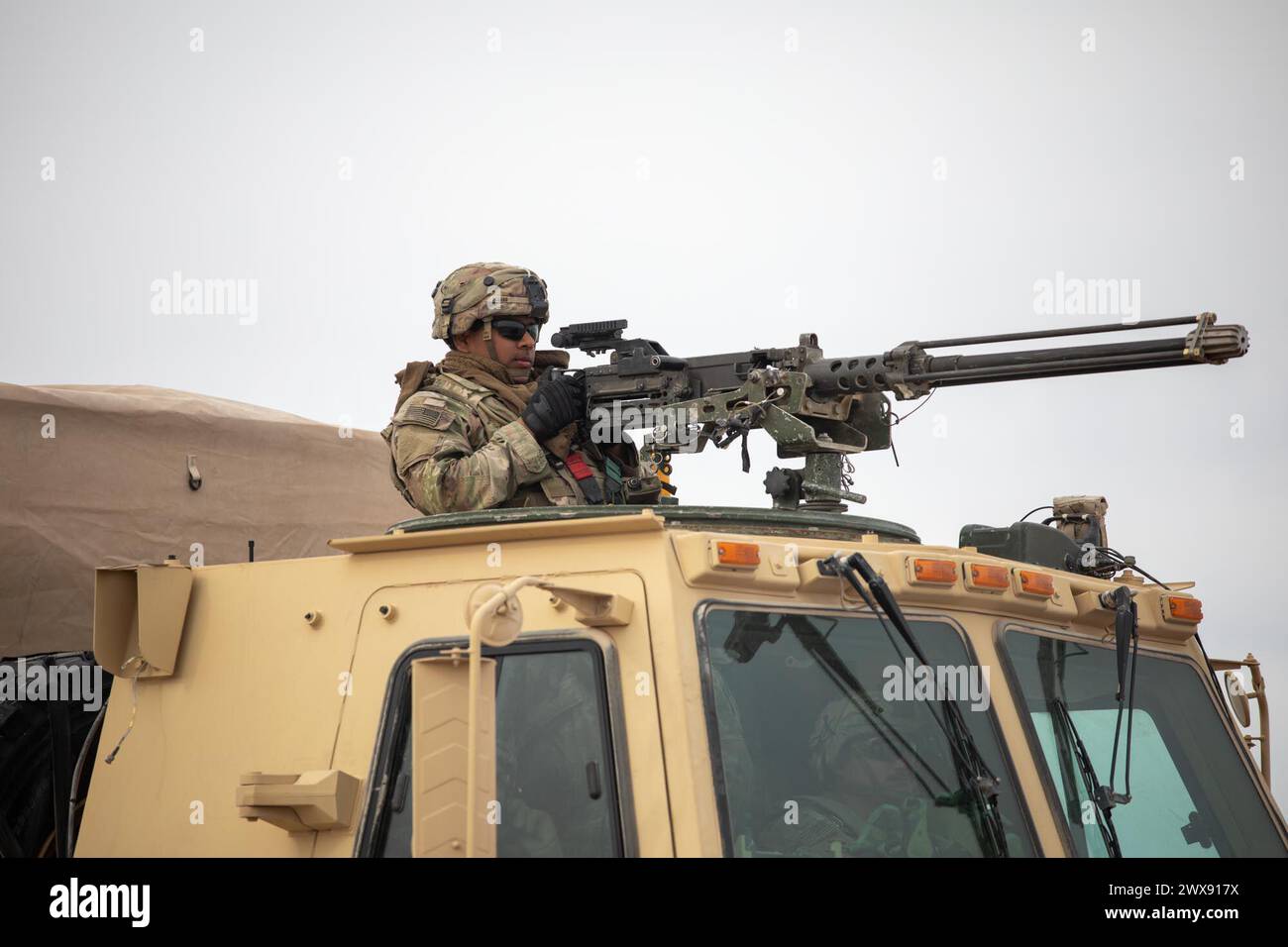 Un soldato degli Stati Uniti assegnato al 1st Squadron, 501st Attack Reconnaissance Battalion, Combat Aviation Brigade, 1st Armored Division esegue la scansione di obiettivi nemici durante la rotazione 24-03 al National Training Center, Fort Irwin, California, 19 gennaio 2024. (Foto U.S. Army di SPC. Jeffrey Garland, Operations Group, National Training Center) Foto Stock