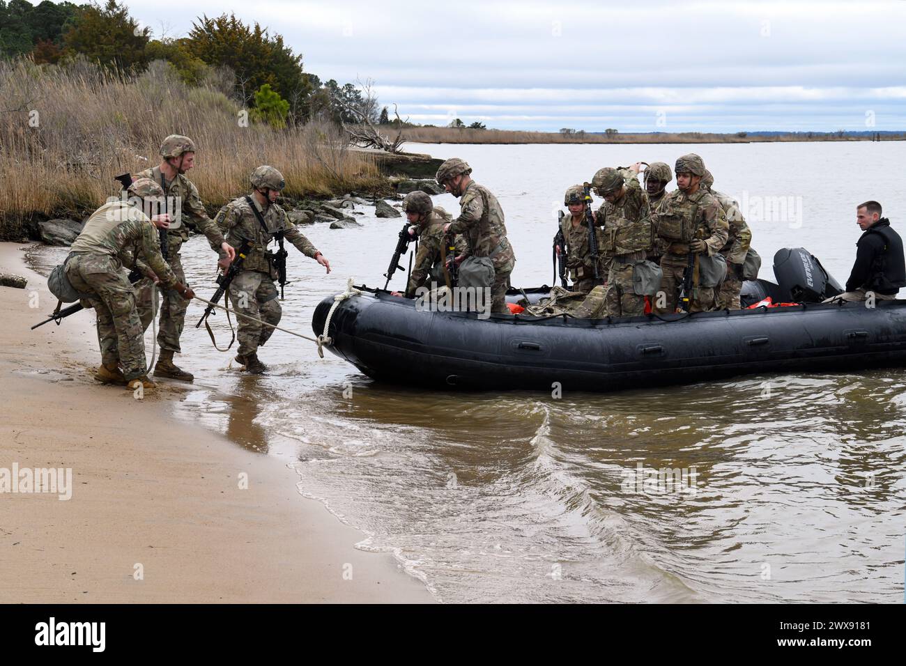 BASE CONGIUNTA LANGLEY- EUSTIS, VIRGINIA – Soldati statunitensi con la 18th Field Artillery Brigade e il 3rd Expeditionary Sustainment Command, sbarcano da un mezzo da ricognizione in gomma da combattimento dopo aver condotto un Assault Boat Crossing durante la Best Squad Competition alla Joint base Langley-Eustis, Virginia, 5 marzo 2024. In questa parte della competizione i soldati devono occupare una base di pattuglia, neutralizzare i combattenti e sequestrare i documenti per completare l'obiettivo assegnato. Lo U.S. Army Best Squad Competition, un evento biennale organizzato quest'anno dalla 7th Transportation Brigade (Expeditionary), consente alle squadre di partecipare Foto Stock