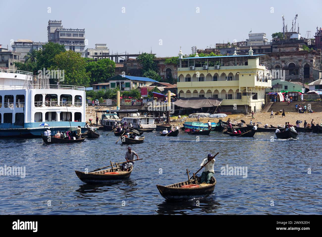 Vista sul fiume Sadarghat, trasporto di persone locali con piccole barche attraverso il fiume, traghetto Commuter nel monsone (giro in barca nel fiume Buriganga Sadarghat, Dacca, Bangladesh 04-08-2022) Foto Stock